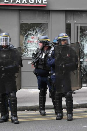 Paris : Des dégradations en tête de la manifestation contre les violences policières